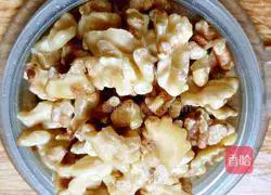 Illustration of how to make diced chicken with peach kernel sauce 2