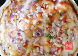 Illustration of how to make pizza with a home electric baking pan 4