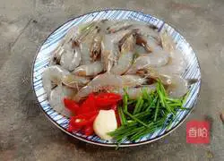 Illustration of how to fry shrimps in oil 1