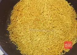 Illustration of how to make instant noodles pizza 8