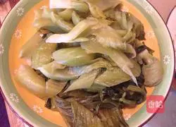 Illustration of how to make stir-fried large intestine with pickled cabbage 2