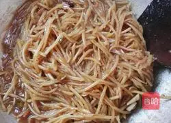 Illustration of how to make fried noodles with shredded potatoes 7