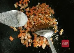 Cucumber and pork ribs stir-fried diced chicken in sauce Practice illustration 8