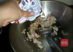 Illustration of how to make braised pork and eggplant noodles 5