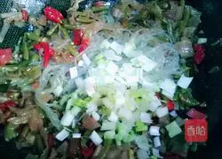 Illustration of how to make fried vermicelli with kimchi 7