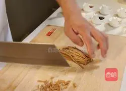 Illustration of how to make braised tofu with yellow flower fungus and diced meat 1