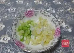 Illustration of how to make vegetarian braised noodles 5