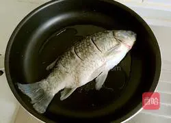 Illustration of how to cook crucian carp with green onions 6