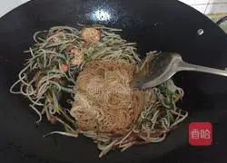 Illustration of how to make fried rice noodles with three shredded shrimps 4