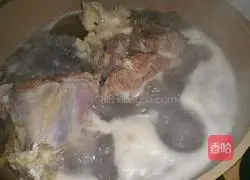 Illustration of making sauced beef in electric pressure cooker 2