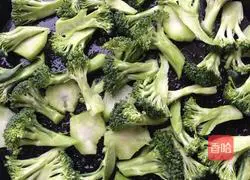 Illustration of how to make pan-fried bacon enoki mushroom rolls 11