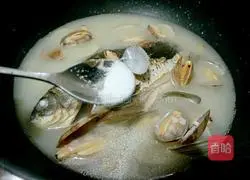 Illustration of how to cook crucian carp with clams 9
