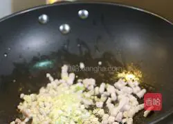 Illustration of how to make braised tofu with yellow flower fungus and diced meat 7