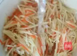 Illustration of how to make pan-fried potato pancakes 4