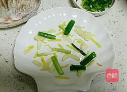 Illustration of how to make steamed Wuchang fish with peacock tail open 6