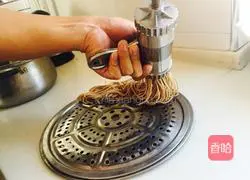 Illustration of making noodles 7