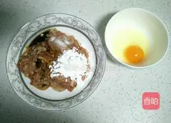 Illustration of how to stir-fry shredded pork with green pepper 4