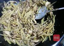 Illustration of how to make three silk spring rolls 8