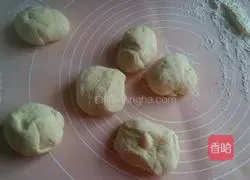 Illustration of how to make bean paste flower bread 4