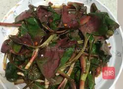 Illustration of how to make cold folded ear root (also known as Houttuynia cordata) 3