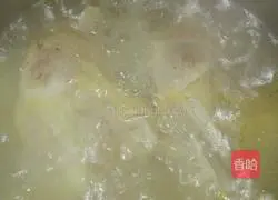 Illustration of how to make tender white chopped chicken with green sauce 2