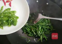 Illustration of how to make tempeh water spinach stems 5