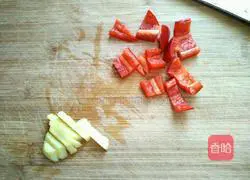 Illustration of how to make fried bacon with mud and mugwort 5