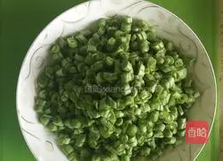 Illustration of how to make braised noodles with diced meat and beans 2