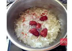 Illustration of how to make red dates, wolfberry and white fungus soup 6