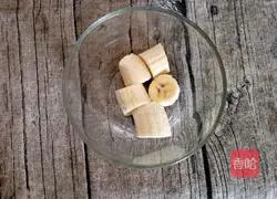 Illustration of how to make banana walnut cake 1