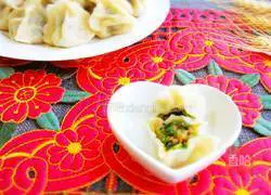 Illustration of how to make pork and leek dumplings 17