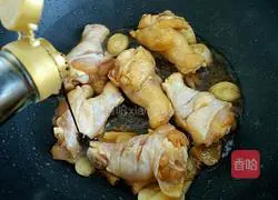 Illustration of how to make cola-braised chicken legs 6