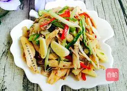 Hands Illustration of how to shred chicken 9