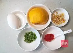 Illustration of how to make a steamed bun and egg pancake pretending to be a pizza.Nutritional recipe for baby food supplement 1