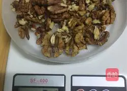 Walnut peanut black sesame candy recipe illustration 3