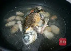 Illustration of how to cook crucian carp with clams 7