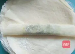 Illustration of how to make double shrimp spring rolls 6
