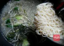 Illustration of how to make rice noodles across the bridge 7
