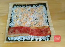 Illustration of how to make bacon sushi 5