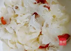 Wolfberry and white fungus sugar water Illustration of how to do it 3