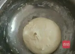 Illustration of how to make homemade pizza in an electric frying pan 3