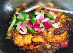 Illustration of how to make spicy fish in dry pot 20