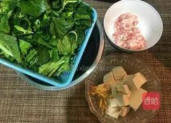 Illustration of how to make minced meat, spinach and tofu soup 2