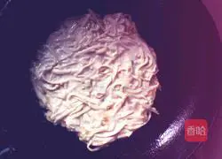 Illustration of how to make crispy potato shredded cake 4