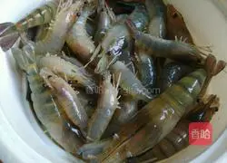 Illustration of how to make stuffed shrimp with oyster sauce 1