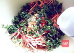 Illustration of how to make cold folded ear root 12