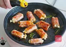 Illustration of how to make seafood mushroom and bacon rolls 6