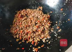 Illustration of how to wrap meat with lettuce 10