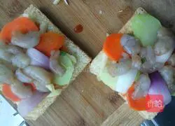 Illustration of how to make shrimp toast pizza 7