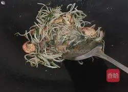 Illustration of how to make fried rice noodles with three shredded shrimps 3